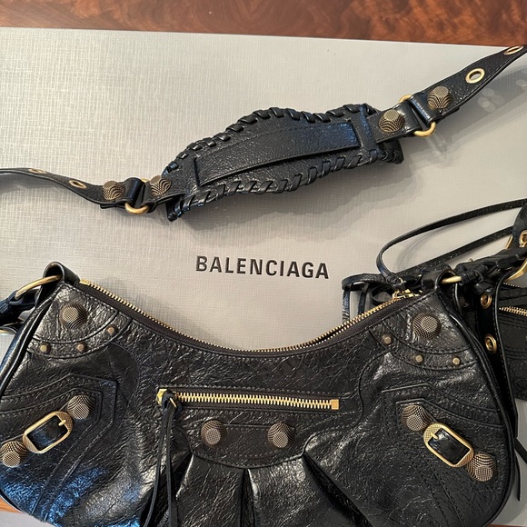 WOMEN'S LE CAGOLE SMALL SHOULDER BAG IN BLACK
CAD$ 3,500
Gold hardware - Picture 5 of 6